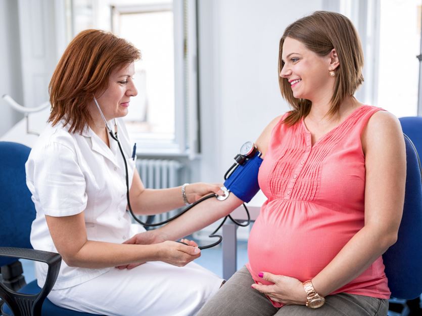 измерение давления беременной