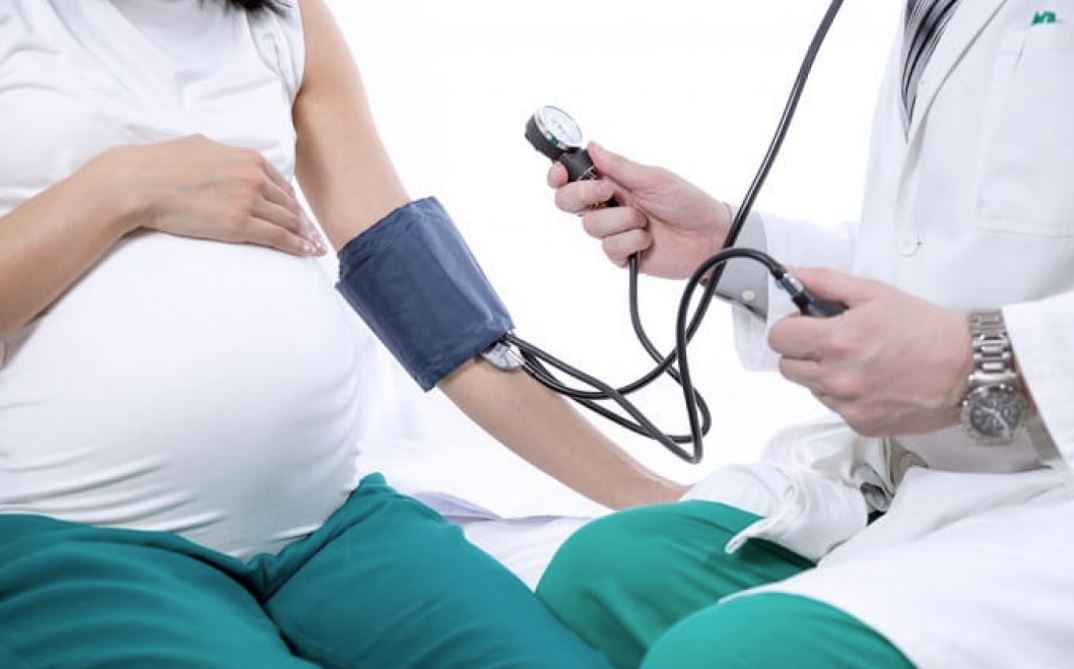 измерение давления беременной